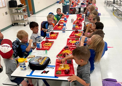 Kids eating lunch